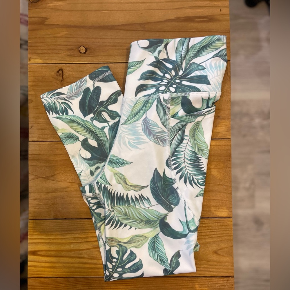 🌴Bebe Sport Green Leaf Print Athletic Capri Leggings🦩